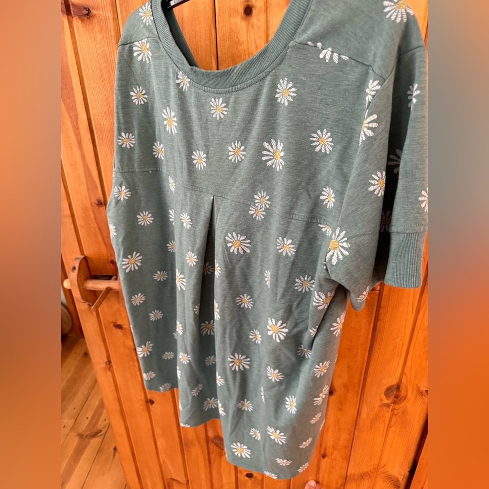 Woman’s Basic Tee - Picture 4 of 5